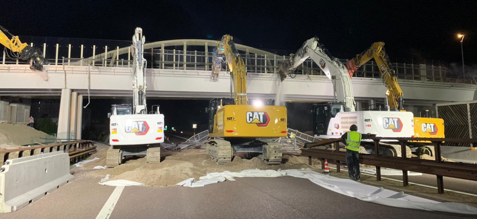 Demolito il vecchio sovrappasso sull'A22: intervento record in meno di due ore